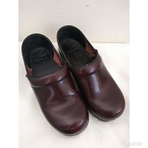 Danskos clogs (dark brown burgundy)